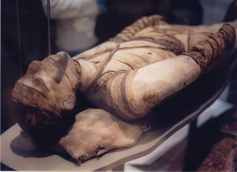 Mumie jiného starověkého Egypťana z Britského muzea v Londýně.
