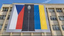 Na budově ministerstva vnitra v Praze visí vlajky ČR a Ukrajiny s vytrácející se Putinovou podobiznou, jde o iniciativu ministra Rakušana a spolku Dekomunizace, 28. října 2022