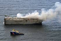 Nákladní loď plnou automobilů, na níž minulý týden v Severním moři vypukl požár, se podařilo odtáhnout na bezpečnější místo u nizozemských břehů