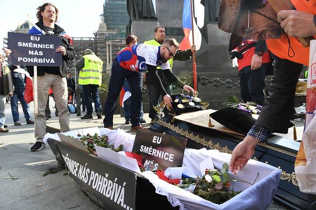 Kolem 600 lidí protestovalo 15. března na Václavském náměstí v centru Prahy proti směrnici EU, která omezuje legální držitele zbraní. 