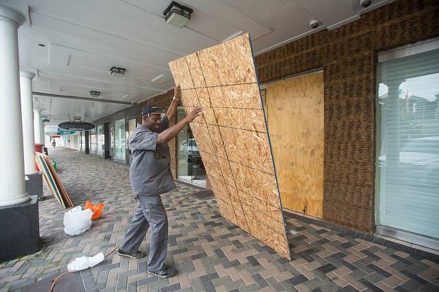 Na Bahamách probíhá kvůli hurikánu Irma největší evakuace v historii.