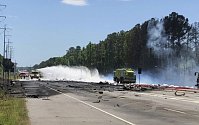 Ve státě Georgia se na silnici zřítilo vojenské letadlo.