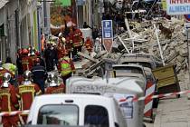 Záchranáři prohledávají trosky zřícených budov v Marseille.