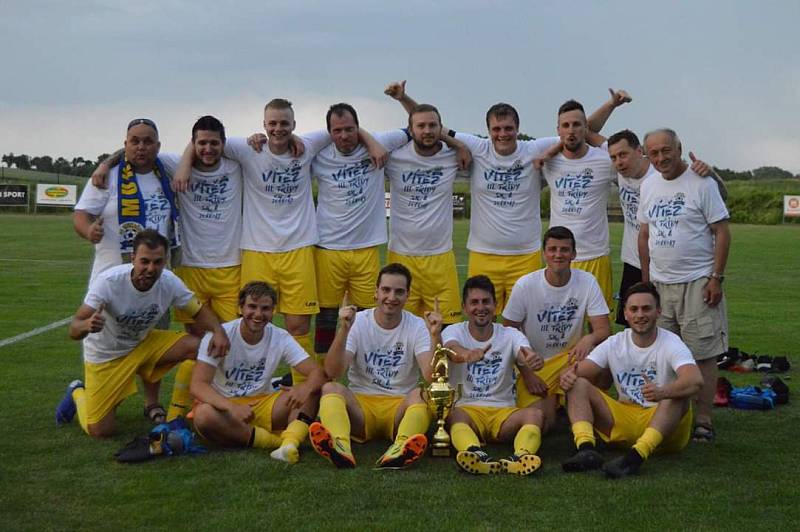 Takhle slavil FC Mukařov vítězství ve III. třídě na Mladoboleslavsku.