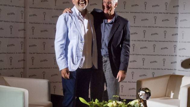 Americký herec Richard Gere (vpravo) byl 5. července v dějišti 50. ročníku Mezinárodního filmového festivalu Karlovy Vary před noční projekcí snímku Franny hostem televizní talk show Marka Ebena (vlevo) Plovárna.