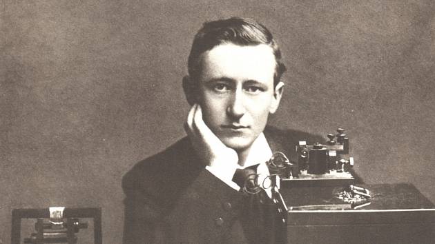 Italský fyzik a vynálezce Guglielmo Marconi (1874 až 1937) se proslavil bezdrátovým telegrafem, prvním předchůdcem rádiového vysílání. Ještě před ním si stejná nápad patentoval Nikola Tesla, patent mu však uznali až po jeho smrti