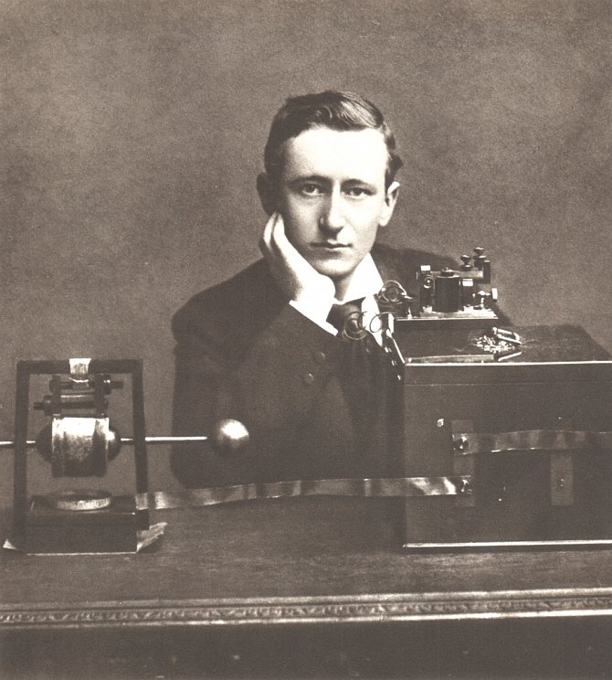 Italský fyzik a vynálezce Guglielmo Marconi (1874 až 1937) se proslavil bezdrátovým telegrafem, prvním předchůdcem rádiového vysílání. Ještě před ním si stejná nápad patentoval Nikola Tesla, patent mu však uznali až po jeho smrti