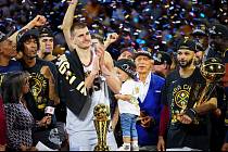Nikola Jokič dotáhl Denver k historickému titulu v NBA