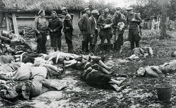  Sovětští vojáci a místní obyvatelé zkoumají těla zabitých Ukrajinců ve Verchovyně po útoku Poláků 6. června 1945, foto z ukrajinské Wikipedie, kde je volyňský masakr označen jako volyňská tragédie
