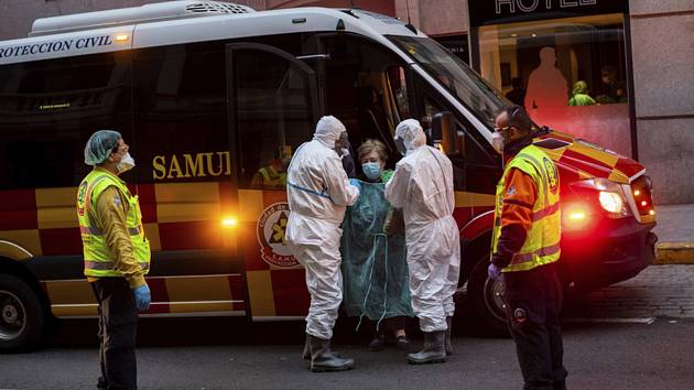 Převoz pacienta s podezřením na nákazu koronavirem do nemocnice v Madridu 24. března 2020