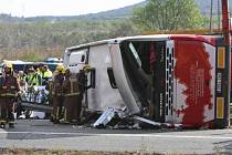 Při nehodě autobusu se zahraničními studenty poblíž Tarragony na severovýchodě Španělska dnes zemřelo 14 lidí, dalších 43 cestujících utrpělo zranění. 