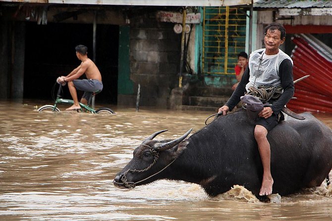 Záplavy a sesuvy půdy na Filipínách mají desítky obětí