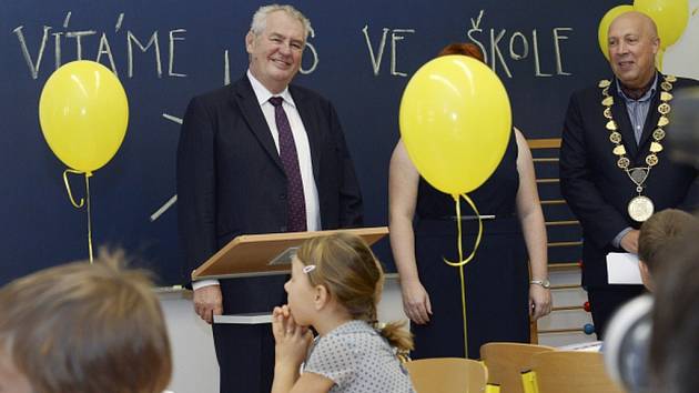 Prezident Miloš Zeman navštívil 1. září při příležitosti zahájení nového školního roku základní školu v pražské Dušní ulici. Vpravo je starosta Prahy 1 Oldřich Lomecký.