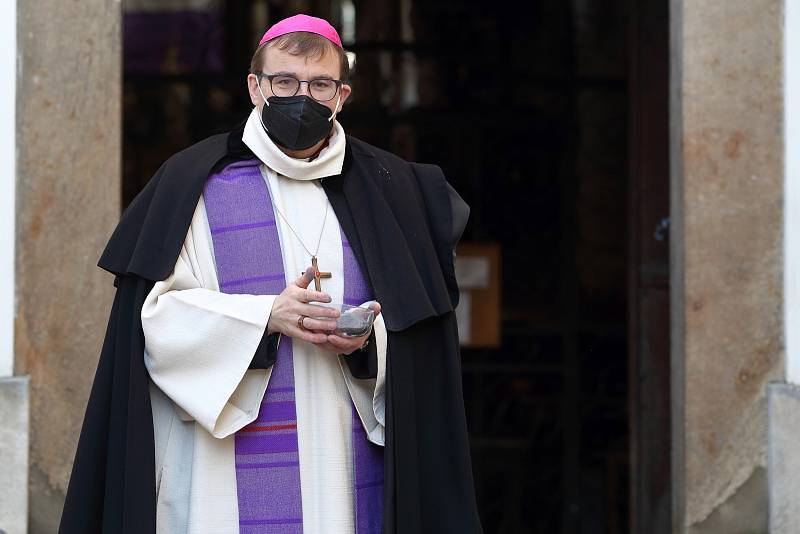 Plzeňský biskup Tomáš Holub uděloval popelec před kostelem Nanebevzetí P. Marie ve Františkánské ulici v Plzni