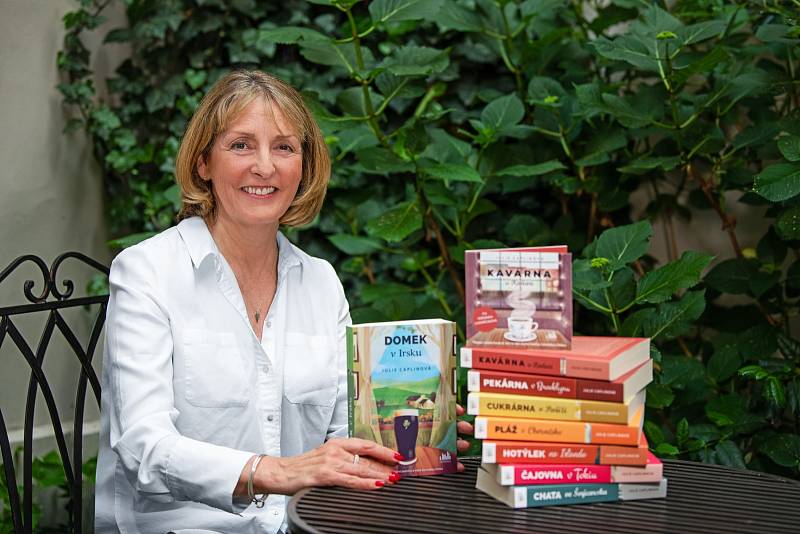 Julie Caplinová, autorka bestsellerové série Romantické útěky, kterou vydává nakladatelství Cosmopolis