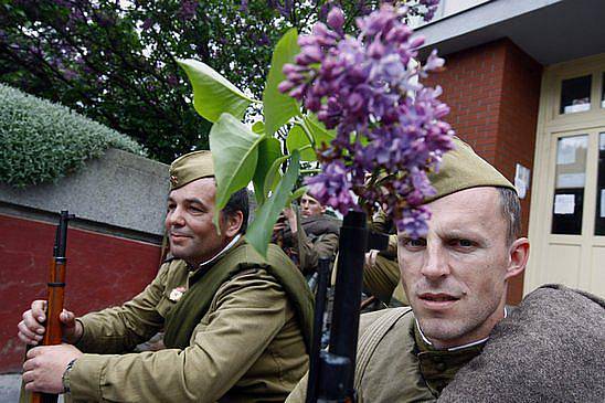 Z akce Barikáda 2010, jejíž součástí byla rekonstrukce žižkovských bojů na konci války.