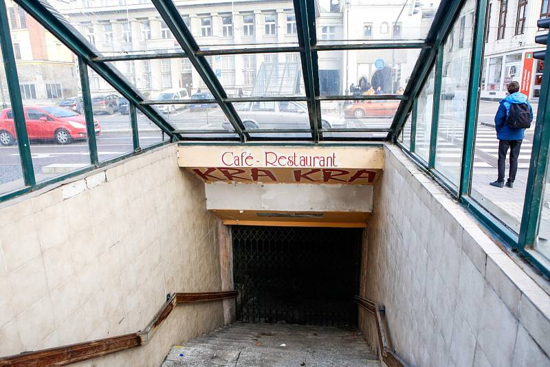 V Pardubicích ikonický podchod u pod náměstím Republiky na opravu zatím čeká. Tunel z roku 1970, kde bývala i známá hospůdka Kra-Kra, byl v roce 2016 zcela uzavřen.