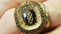 Pamětní prsten hokejisty Jana Čalouna k vítězství na olympiádě v Naganu v roce 1998. 