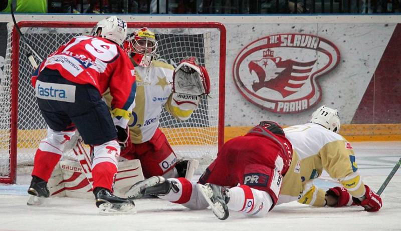 Slavia - Pardubice: Obránci se snažili chránit Adama Svobodu, ale nedařilo se