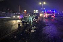 Auto narazilo v Žižkově ulici do sloupu