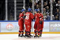 Čeští hokejisté se radují z třetího vítězství na Karjala Cupu ve Finsku.