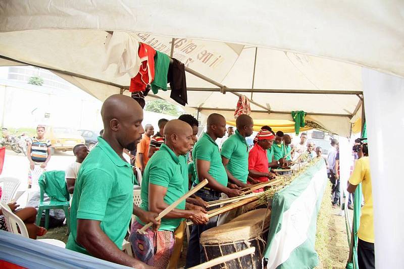 Oslavy kmene Annang v Nigérii. Právě za přínos tomuto kmeni byl Ubamovi dán šlechtický titul a stal se kmenovým náčelníkem.