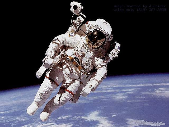 Astronaut Bruce McCandless, který jako první astronaut na světě letěl nepřipoutaný vedle kosmické lodi.