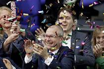 Poslanec a gay aktivista německý Zelených Volker Beck (uprostřed) nadšeně aplauduje poté, co Bundestag schválil homosexuální manželství a adopce dětí homosexuálními páry
