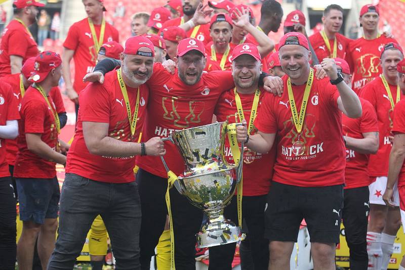 Mistrovské oslavy fotbalistů Slavie po zisku trofeje.