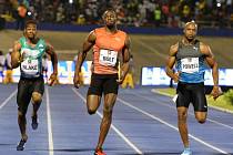 Usain Bolt (uprostřed) vyhrál stovku na mítinku Kingstonu. Porazil Yohana Blakea (vlevo) i Asafu Powella.