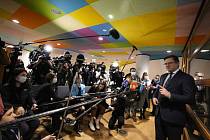 Ukrajinský ministr zahraničí Dmytro Kuleba odpovídá v Bruselu na dotazy novinářů během schůzky se šéfy diplomacií EU, 21. února 2022