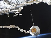 Na snímku NASA vesmírná loď Dragon společnosti SpaceX u Mezinárodní vesmírné stanice (ISS)