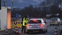 Němečtí policisté kontrolují řidiče u česko-německých hranic - ilustrační foto
