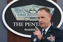 Mluvčí amerického letectva Patrick Ryder na tiskové konferenci v sídle Pentagonu ve Washingtonu, 25. října 2022