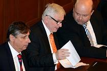 Schůze Poslanecké sněmovny, na které se bude hlasovat o důvěře vládě premiéra Jiřího Rusnoka, byla zahájena 7. srpna v Praze. Zleva ministr financí Jan Fischer, premiér Jiří Rusnok a ministr vnitra Martin Pecina. 