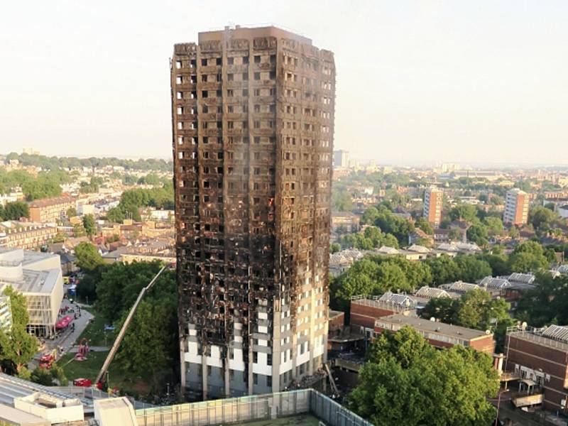 Výšková budova v Londýně po ničivém požáru.