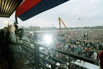Nedělní manifestace 26. listopadu 1989 se zúčastnilo kolem půl milionu lidí, vystoupil na ní i Alexander Dubček