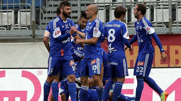 Fotbalisté Olomouce se radují z gólu.