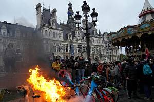 Protesty ve Francii proti kontroverzní důchodové reformě, která prodlužuje odchod do důchodu o dva roky na 64 let