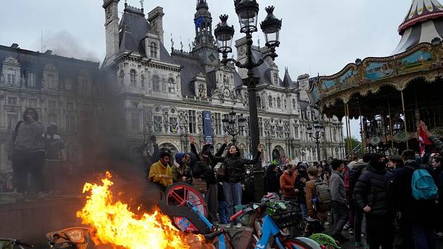 Protesty ve Francii proti kontroverzní důchodové reformě, která prodlužuje odchod do důchodu o dva roky na 64 let