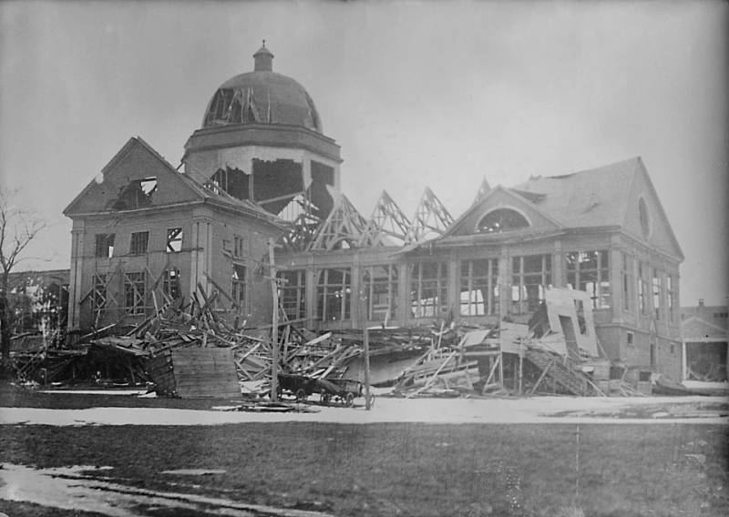 Halifaxská výstavní budova. Poslední lidské tělo jedné z obětí exploze se zde našlo až v roce 1919