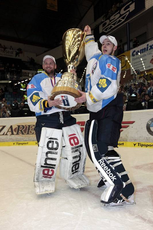 Brankáři Plzně Marek Mazanec a Adam Svoboda s mistrovským pohárem v roce 2013