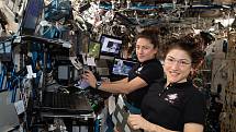 Astronautky Christina Kochová (vpravo) a Jessica Meirová při práci na Mezinárodní vesmírné stanici. Tyto dvě ženy uskutečnily první čistě ženský spacewalk v dějinách.