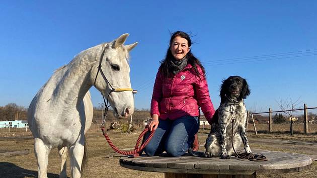 Koně seznamuje se psy chovatelka Jarmila Slaná. V jihomoravské stáji se řídí heslem Škola hrou. Bělouše Manga s astmatem naučila aportovat a reagovat na další povely jako u psů.