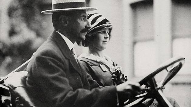 John Jacob Astor IV. a jeho mladá manželka Madeleine. Jejich sňatek kvůli 29 letům věkového rozdílu vyvolal pozdvižení. Madeleine byla v době plavby Titanicu těhotná.