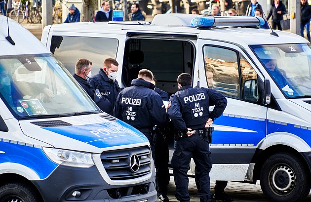 Při výbuchu v domě na západě Německa bylo zraněno 12 hasičů a policistů
