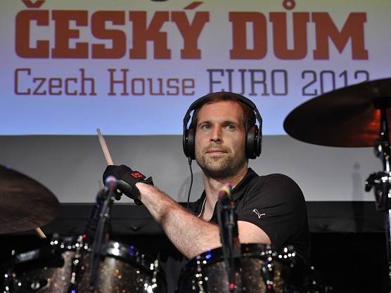  Brankář české fotbalové reprezentace Petr Čech si 10. června večer v Českém domě ve Vratislavi zahrál na bicí společně s kapelou Eddie Stoilow.