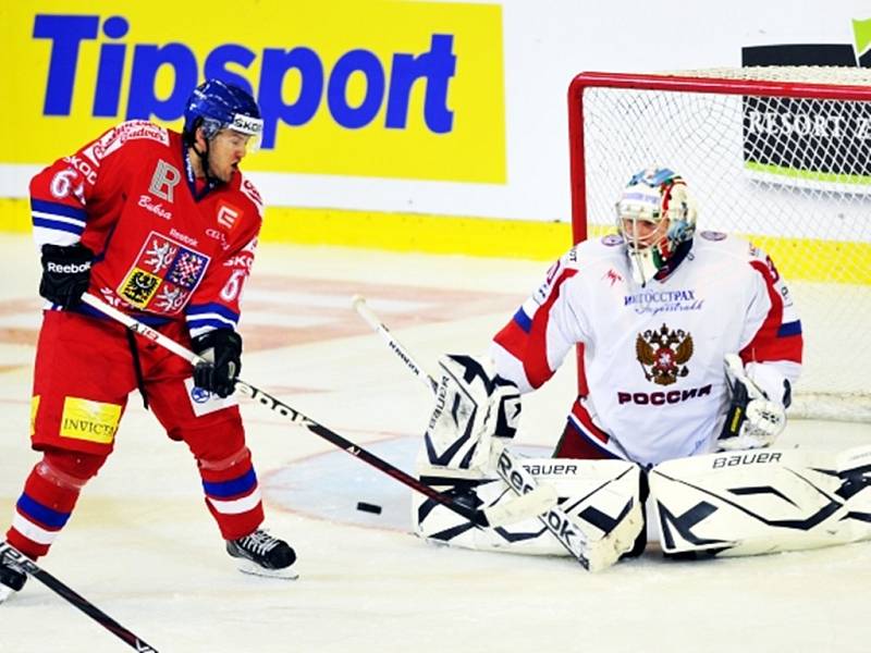 Český útočník Lukáš Pech a brankář Ruska Konstantin Barulin.