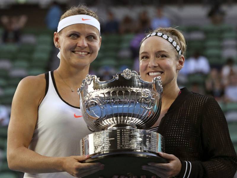 Lucie Šafářová (vlevo) a Bethanie Matteková-Sandsová s trofejí pro vítězky Australian Open.