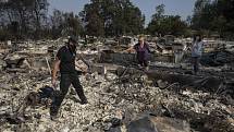 Rodina prohledává trosky lesním požárem zničeného domu ve městě Talent ve státě Oregon, 10. září 2020